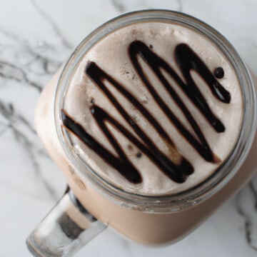 咖啡摩卡与巧克力曲线在一个玻璃罐中