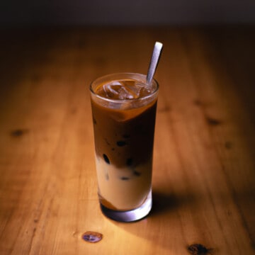 越南木质茶几上的冰咖啡